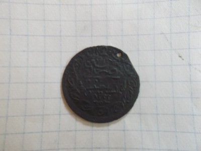 arabské písmo,lemované lístky v podobě věnce