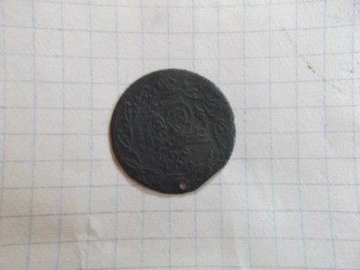 pták z křídly ve tvaru sloního ucha,za nohou velké písmeno F,vše lemované lístky v podobě věnce